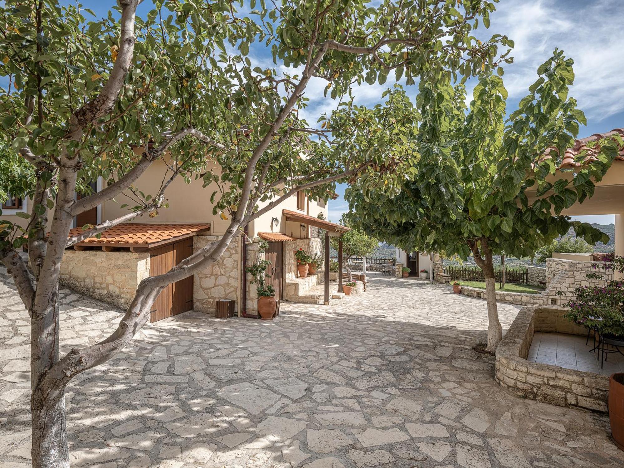 Apartment Earino Kato Asites